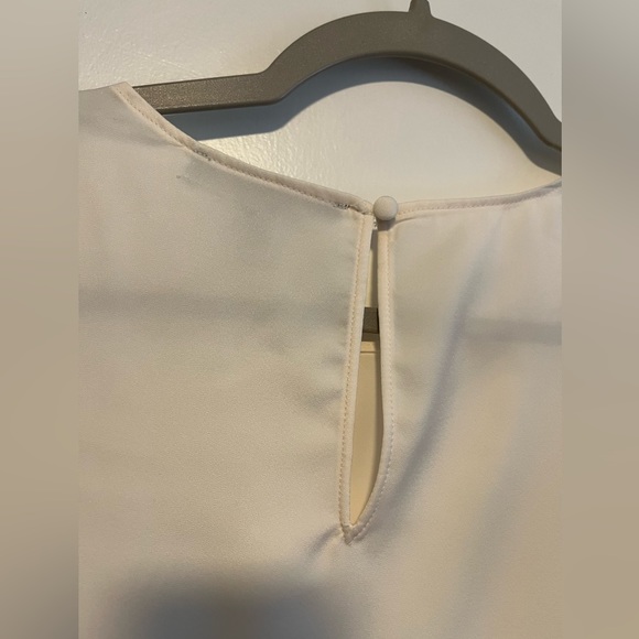 Two (2) Banana republic shell tops snow day & oyster pearl large - Picture 4 of 11